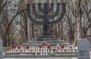 Україна вшановує пам’ять жертв Голокосту: експерт розвінчав міфи про трагедію Україна-вшановує-пам’ять-жертв-Голокосту:-експерт-розвінчав-міфи-про-трагедію