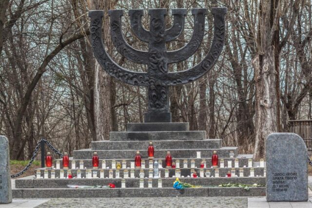 Україна вшановує пам’ять жертв Голокосту: експерт розвінчав міфи про трагедію Україна-вшановує-пам’ять-жертв-Голокосту:-експерт-розвінчав-міфи-про-трагедію