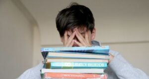 “Навчання стає каторгою”: в Україні спалахнув скандал через “домашку” у школах “Навчання-стає-каторгою”:-в-Україні-спалахнув-скандал-через-“домашку”-у-школах