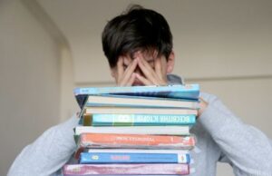 “Навчання стає каторгою”: в Україні спалахнув скандал через “домашку” у школах “Навчання-стає-каторгою”:-в-Україні-спалахнув-скандал-через-“домашку”-у-школах