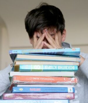 “Навчання-стає-каторгою”:-в-Україні-спалахнув-скандал-через-“домашку”-у-школах “Навчання-стає-каторгою”:-в-Україні-спалахнув-скандал-через-“домашку”-у-школах