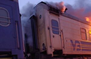 Росіяни вдарили “Шахедами” по пасажирському потягу на Харківщині, є поранені Росіяни-вдарили-“Шахедами”-по-пасажирському-потягу-на-Харківщині,-є-поранені