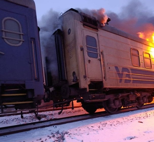 Під час атаки РФ по пасажирському поїзду боєць 93-ї бригади врятував десятки людей (відео) Під-час-атаки-РФ-по-пасажирському-поїзду-боєць-93-ї-бригади-врятував-десятки-людей-(відео)