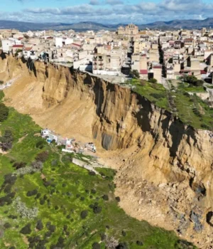 Масштабний-зсув-ґрунту-поставив-під-загрозу-існування-частини-міста-на-Сицилії