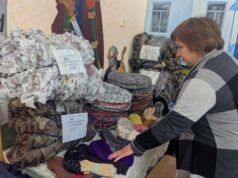 У сільській бібліотеці на Волині волонтерки плетуть маскувальні сітки для військових У-сільській-бібліотеці-на-Волині-волонтерки-плетуть-маскувальні-сітки-для-військових