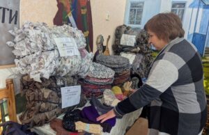 У сільській бібліотеці на Волині волонтерки плетуть маскувальні сітки для військових У-сільській-бібліотеці-на-Волині-волонтерки-плетуть-маскувальні-сітки-для-військових