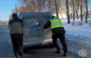 Волинські патрульні показали, як допомагають водіям на дорогах. ФОТО Волинські-патрульні-показали,-як-допомагають-водіям-на-дорогах.-ФОТО