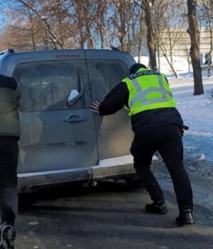 Волинські-патрульні-показали,-як-допомагають-водіям-на-дорогах.-ФОТО Волинські-патрульні-показали,-як-допомагають-водіям-на-дорогах.-ФОТО