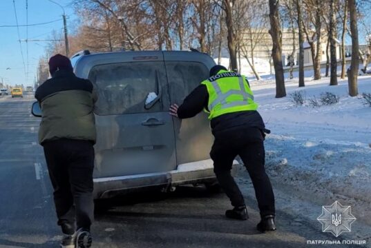 Волинські патрульні показали, як допомагають водіям на дорогах. ФОТО Волинські-патрульні-показали,-як-допомагають-водіям-на-дорогах.-ФОТО
