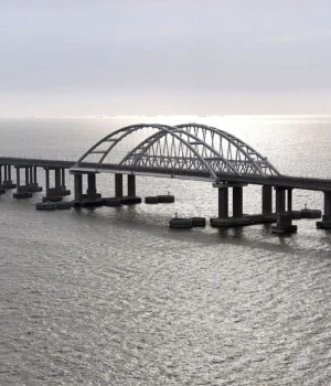 У-Криму-пролунала-серія-вибухів:-Керченський-міст-перекрито,-атаковано-аеродроми-–-монітори