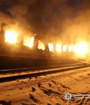 РФ свідомо-вдарила-«Шахедом»-по пасажирському-поїзду-на Харківщині —-«Флеш» РФ свідомо-вдарила-«Шахедом»-по пасажирському-поїзду-на Харківщині —-«Флеш»