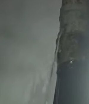 У-Луцьку-через-лід-прорвало-трубу-і-підтопило-багатоповерхівку.-ВІДЕО У-Луцьку-через-лід-прорвало-трубу-і-підтопило-багатоповерхівку.-ВІДЕО