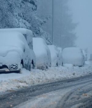 Розбиті-льодом-авто,-крижані-брили-на-річках-та-“ковзанка”-на-дорогах:-що-наробила-негода-в. Розбиті-льодом-авто,-крижані-брили-на-річках-та-“ковзанка”-на-дорогах:-що-наробила-негода-в.