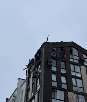 Під-час-атаки-на-Київщину-воєнний-кореспондент-урятував-4-річну-дівчинку