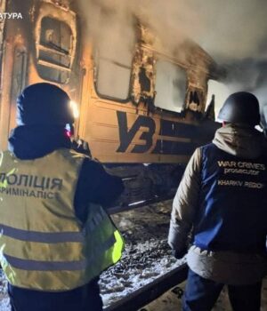 Удар-по-потягу-на-Харківщині:-пасажир-дивом-вижив-після-прямого-влучання-дрона