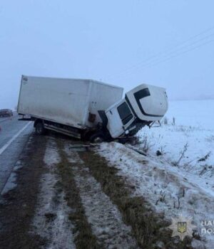 Смертельна-аварія-на-Волині:-водій-вантажівки,-здійснюючи-обгін,-зіткнувся-з-авто
