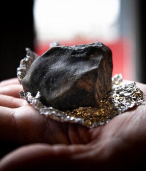 Дівчинка-випадково-виявила-метеорит-старший-за-Землю