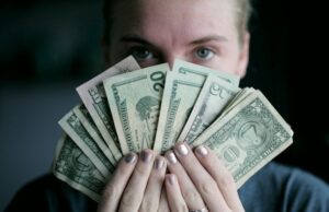 Чоловік випадково отримав 330 зарплат: як він вчинив далі Чоловік-випадково-отримав-330-зарплат:-як-він-вчинив-далі