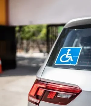 Кабмін визначив нові правила паркування та пільги для водіїв з інвалідністю