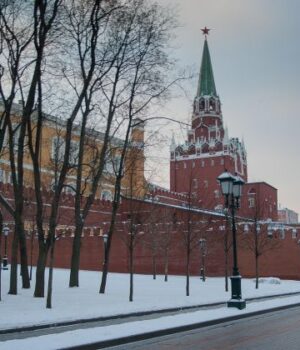 Чому-українські-дрони-масово-не-б’ють-по-Москві-і-Петербурзі-для-блекауту:-військовий-пояснив