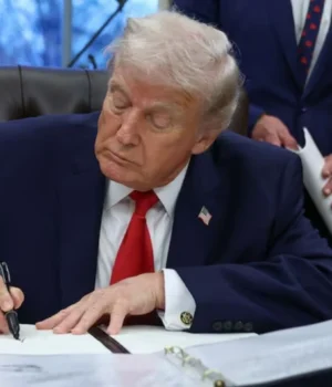 Трамп-подав-позов-на-10-мільярдів-доларів-проти-Податкової-служби-та-Мінфіну-США Трамп-подав-позов-на-10-мільярдів-доларів-проти-Податкової-служби-та-Мінфіну-США