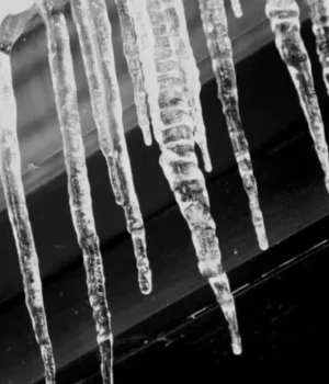 Мін’юст пояснив, як отримати відшкодування через падіння бурульок на авто