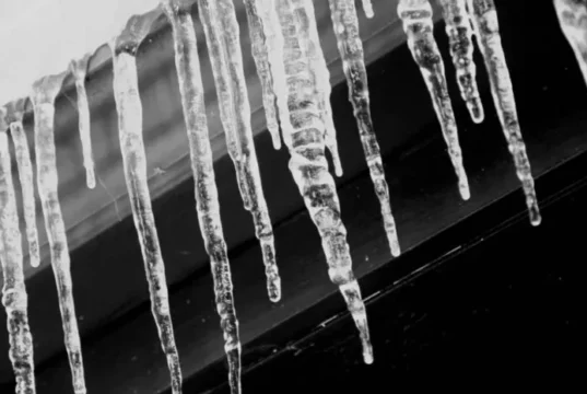 Мін’юст пояснив, як отримати відшкодування через падіння бурульок на авто Мін’юст пояснив, як отримати відшкодування через падіння бурульок на авто