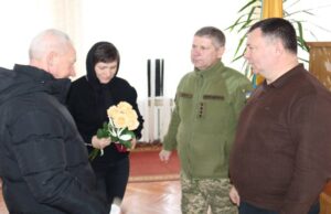 Батькам загиблого воїна з Волині Костянтина Смірнова вручили посмертну нагороду сина Батькам-загиблого-воїна-з-Волині-Костянтина-Смірнова-вручили-посмертну-нагороду-сина