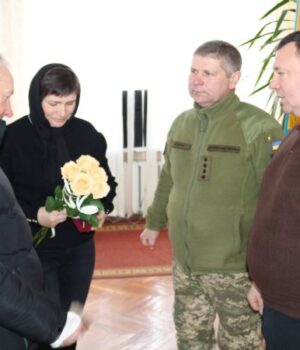 Батькам-загиблого-воїна-з-Волині-Костянтина-Смірнова-вручили-посмертну-нагороду-сина
