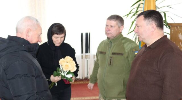 Батькам загиблого воїна з Волині Костянтина Смірнова вручили посмертну нагороду сина Батькам-загиблого-воїна-з-Волині-Костянтина-Смірнова-вручили-посмертну-нагороду-сина