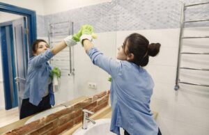 Чому не варто мити дзеркала засобом для вікон: поширена помилка, що залишає розводи Чому-не варто-мити-дзеркала-засобом-для-вікон:-поширена-помилка,-що залишає-розводи