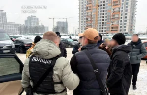 У Києві викрили схему збуту підроблених доларів: фальшиві купюри продавали за пів ціни У-Києві-викрили-схему-збуту-підроблених-доларів:-фальшиві-купюри-продавали-за-пів-ціни