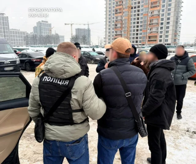 У Києві викрили схему збуту підроблених доларів: фальшиві купюри продавали за пів ціни У-Києві-викрили-схему-збуту-підроблених-доларів:-фальшиві-купюри-продавали-за-пів-ціни