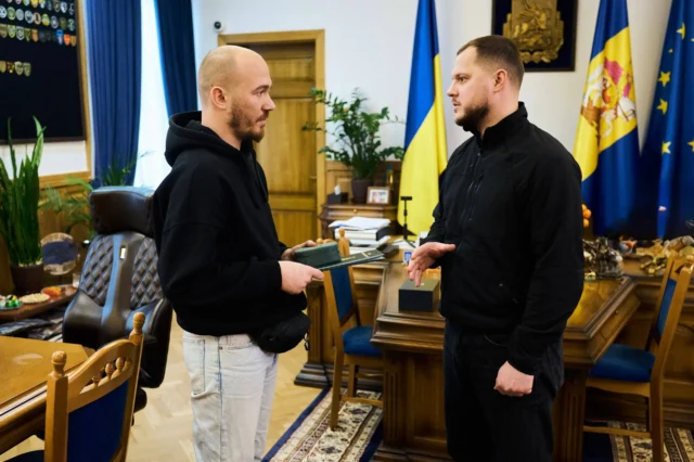 Нагороджено журналіста, який врятував дитину на Київщині під час атаки рф Нагороджено журналіста, який врятував дитину на Київщині під час атаки рф