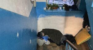 У Луцьку госпіталізували жінку, яка ночувала у під’їзді У-Луцьку-госпіталізували-жінку,-яка-ночувала-у-під’їзді