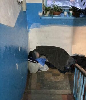 У-Луцьку-госпіталізували-жінку,-яка-ночувала-у-під’їзді