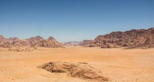 У Сахарі знайшли загадкові темні плато, що змінюють пустелю вже мільйони років У-Сахарі-знайшли-загадкові-темні-плато,-що-змінюють-пустелю-вже-мільйони-років