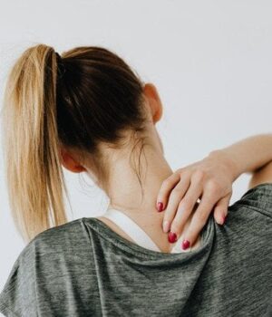 Жінка-перенесла-інсульт-після-звичайного-руху-шиєю