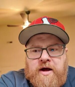 Чоловік-попрощався-з-дружиною-і-донькою-та-зачинився-у-кімнаті-на-рік:-навіщо-він-це. Чоловік-попрощався-з-дружиною-і-донькою-та-зачинився-у-кімнаті-на-рік:-навіщо-він-це.