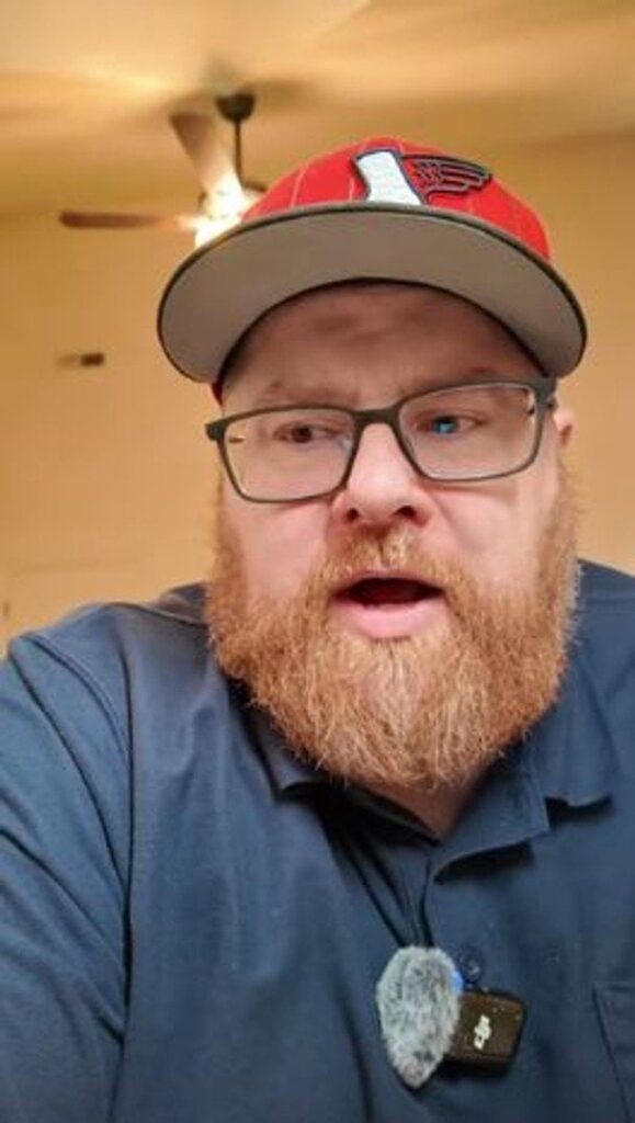 Чоловік попрощався з дружиною і донькою та зачинився у кімнаті на рік: навіщо він це... Чоловік-попрощався-з-дружиною-і-донькою-та-зачинився-у-кімнаті-на-рік:-навіщо-він-це.