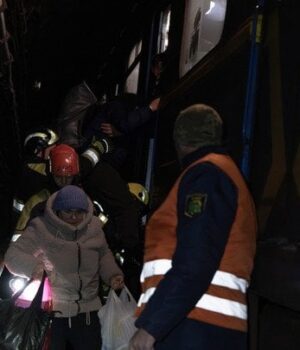Блекаут-у Києві:-з тунелів-метро-вивели-майже-півтисячі-пасажирів-(фото)