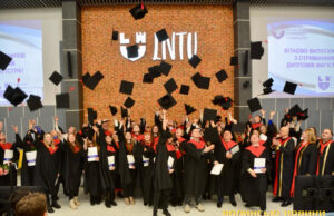 «Непереможні, бо освічені»: випускники ЛНТУ отримали дипломи магістрів. Фото «Непереможні,-бо-освічені»:-випускники-ЛНТУ-отримали-дипломи-магістрів.-Фото