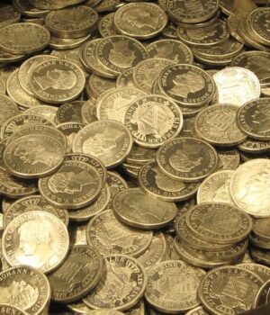 Скарб-під-ногами:-в-Англії-пара-випадково-відкопала-золоті-монети-Тюдорів