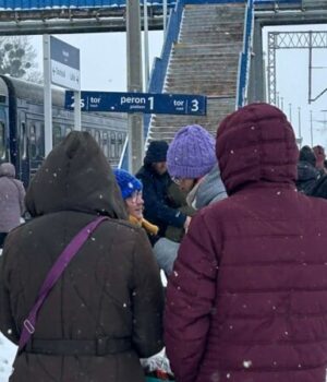 Танці-на-морозі-й-намотування-кіл-під-снігом.-Як-польські-вокзали-приймають-українців