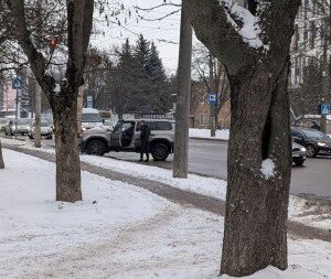Залишив-місце-ДТП,-бо-було-зле:-як-у-Луцьку-покарали-водія,-який-влетів-у-стовп.