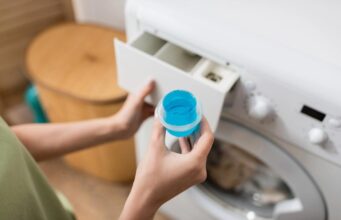 Чи варто кидати ковпачок мийного засобу в барабан: експертка застерегла від помилки Чи-варто-кидати-ковпачок-мийного-засобу-в-барабан:-експертка-застерегла-від-помилки