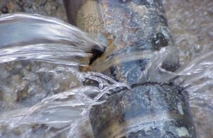 У Києві вулиця перетворилася на “річку”: очевидці публікують кадри потопу У-Києві-вулиця-перетворилася-на-“річку”:-очевидці-публікують-кадри-потопу