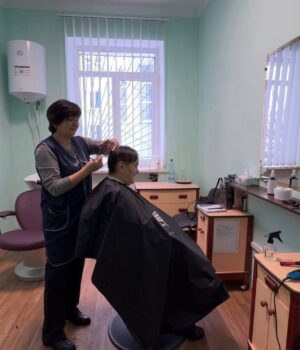 Понад-1,4-тисячі-пільговиків-скористалися-послугами-соціальної-перукарні Понад-1,4-тисячі-пільговиків-скористалися-послугами-соціальної-перукарні