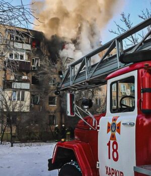 Російський-дрон-поцілив-по-будинку-в-Харкові:-вигоріли-три-поверхи,-є-постраждалі