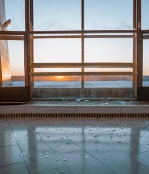 Росіяни-пошкодили-музей-у-підніжжі-монумента-«Батьківщина-мати»